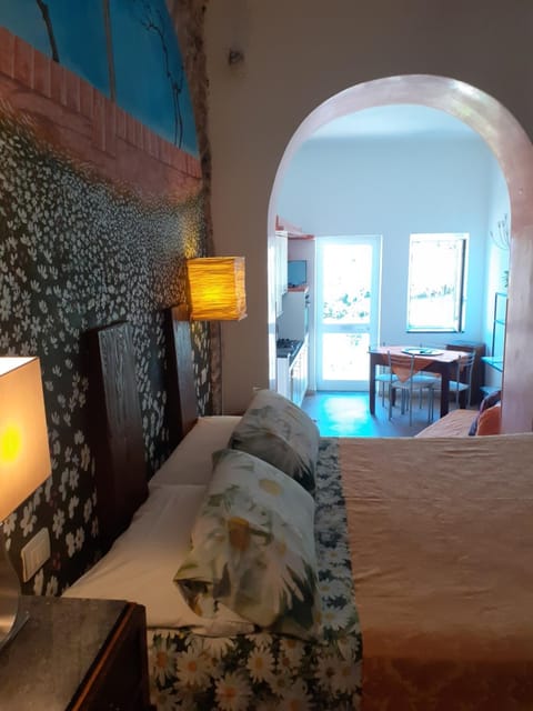 Kitchen or kitchenette, Dining area, Bedroom