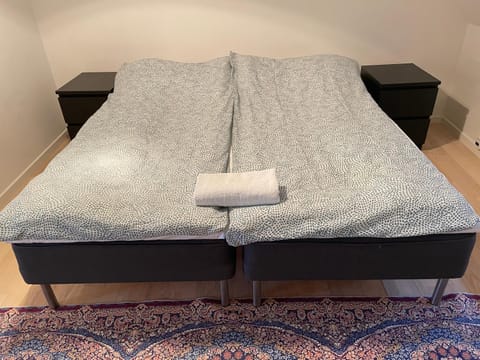 Bed, Bedroom, towels