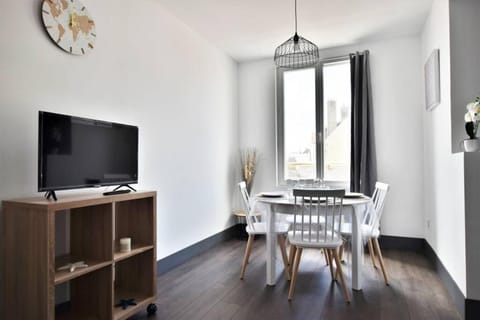 Communal lounge/ TV room, TV and multimedia, Living room, Seating area, Dining area