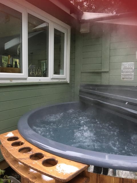 Woodland Cabin With private Wood-Fired Hot-Tub Nature lodge in Farnham