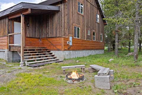 Set the Hook by KABINO Fire Pit Sleeper Sofa Loft 2 Living Rooms Grill WiFi Haus in Island Park