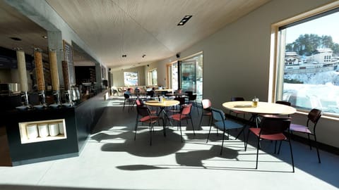 Restaurant/places to eat, Lounge or bar