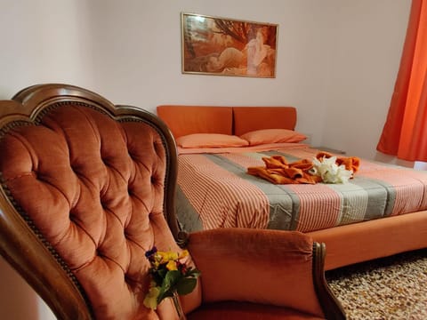 Bed, Other, Photo of the whole room, Decorative detail, Bedroom