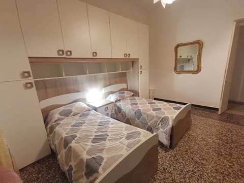 Wow Home - 175 mq - posteggio privato - davanti porto traghetti - fino a 10 posti letto Apartment in Genoa