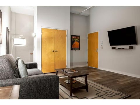 Contemporary 2BR 2BA Apartment by CozySuites Eigentumswohnung in Indianapolis