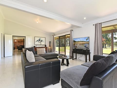 Blaxlands Homestead - Nothing is closer opposite Hope Estate with Wifi and Pool plus Fireplace Country House in Rothbury