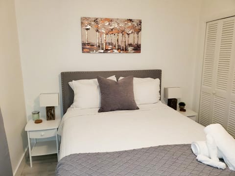 Sophisticated Dania Beach Suites Near the Beach Apartment in Dania Beach