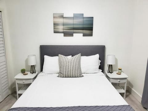 Sophisticated Dania Beach Suites Near the Beach Apartment in Dania Beach