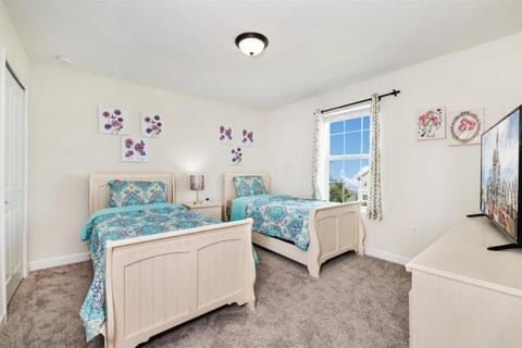 NEW BETHEL Orlando Villa With Pvt Pool Jacuzzi, Game Room and close to Disney House in Davenport