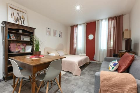 Bed, Library, TV and multimedia, Seating area, Dining area, heating