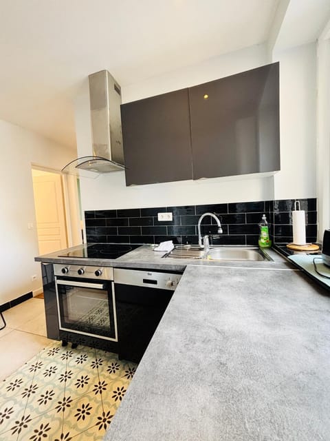 Kitchen or kitchenette, dishwasher