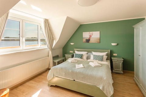 Bed, Photo of the whole room, Bedroom, Lake view