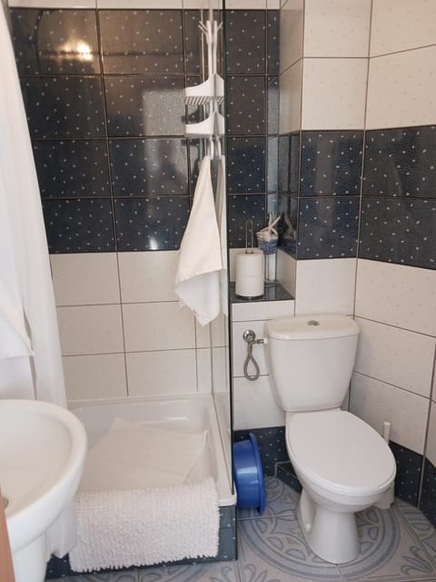 Shower, Toilet, Bathroom, towels