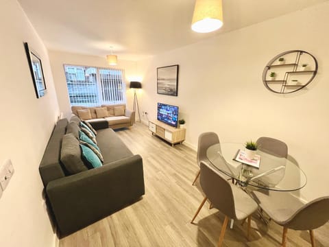 Communal lounge/ TV room, TV and multimedia, Living room, Seating area, Dining area