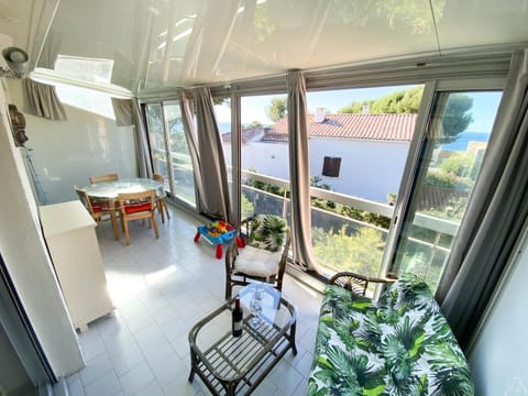 Patio, Living room, Seating area, Dining area, Sea view, internet