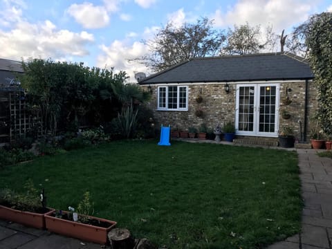 cosy cottage annex in Fairlop Bed and Breakfast in Ilford