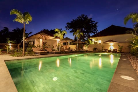 Property building, Swimming pool, Swimming pool