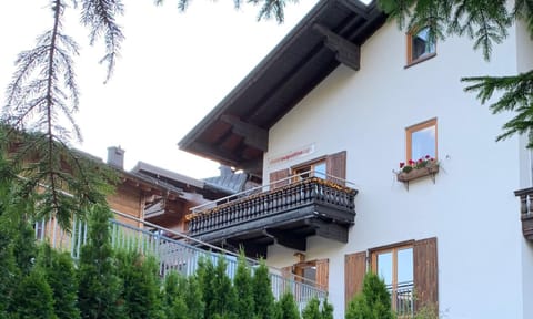 Facade/entrance, Balcony/Terrace