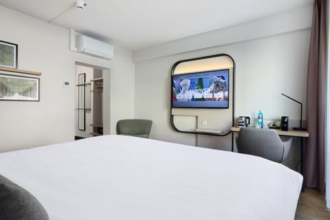 Bed, TV and multimedia, Photo of the whole room, Bedroom, air conditioner