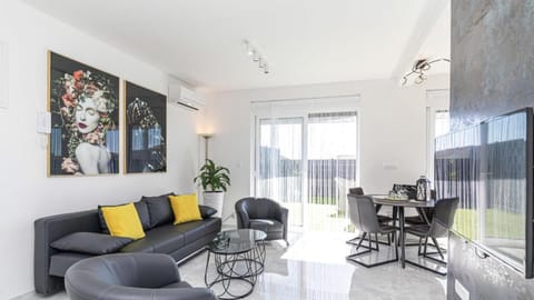 Hedonist-Luxury 2 bedroom apartment with private HOT TUB, garden and free parking Apartment in Trogir