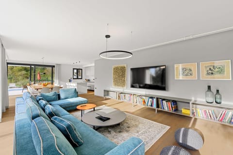 Communal lounge/ TV room, Library, TV and multimedia, Living room, Seating area