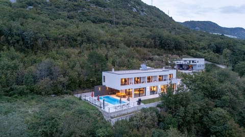 Property building, Natural landscape, Bird's eye view, Mountain view, Pool view, Swimming pool