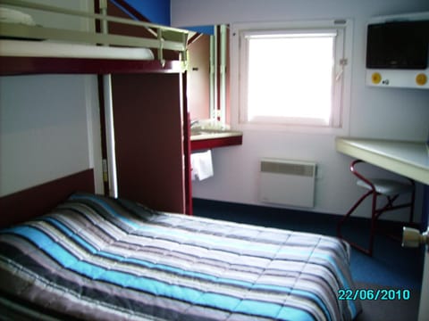 Bed, TV and multimedia, Bedroom, bunk bed