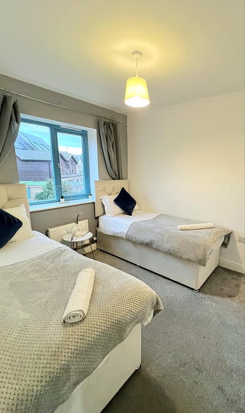 Contractor Accommodation Specialist, 3 bedroom house with FREE Parking, Wifi & Netflix! Alojamento de férias in Aylesbury Vale