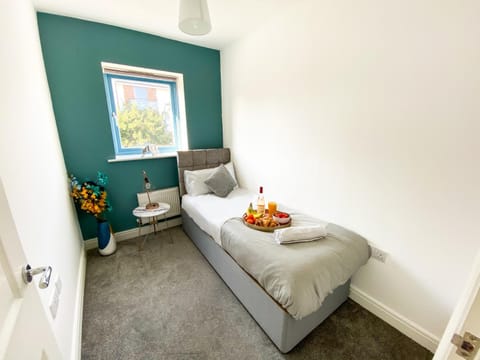 Contractor Accommodation Specialist, 3 bedroom house with FREE Parking, Wifi & Netflix! Casa vacanze in Aylesbury Vale