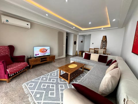 Communal lounge/ TV room, TV and multimedia, Living room, Seating area, air conditioner