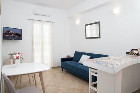 TV and multimedia, Living room, Seating area, Dining area, air conditioner