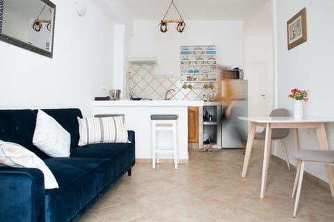 Kitchen or kitchenette, Living room, Seating area, Dining area, minibar