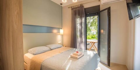 Bed, TV and multimedia, Photo of the whole room, Bedroom, towels