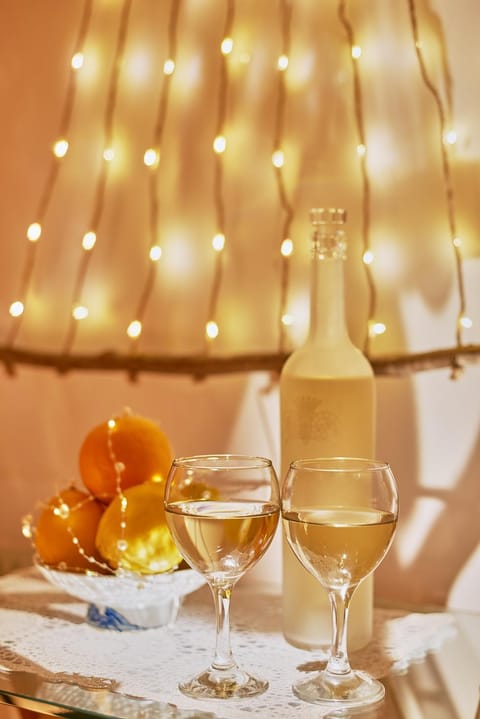 Living room, Decorative detail, Drinks