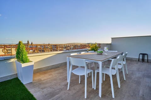 Patio, Nearby landmark, Off site, Neighbourhood, Summer, Balcony/Terrace, Balcony/Terrace, Dining area, On site, City view, Landmark view, Street view, Sunset