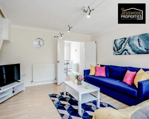 Spacious 3BR, 3BA House by Jesswood Properties Short Lets For Contractors, With Free Parking Near M1 & Luton Airport Apartment in Luton