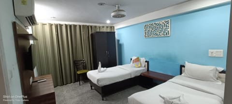 NUAB House - Near Fortis, MAX, MEDANTA, Paras Hospitals and HUDA Metro Hostel in Gurugram