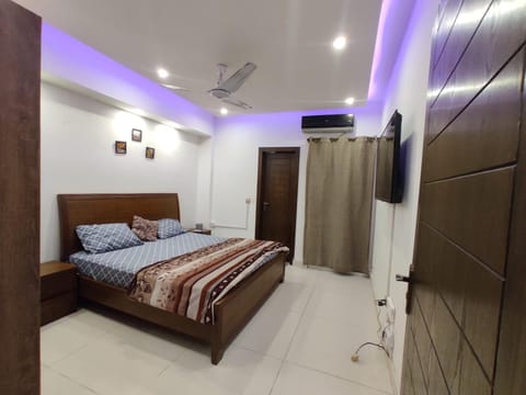 New & elegant 1BR Flat for Families,tourists,4k Netflix,wifi,E11 Markaz Condominio in Islamabad