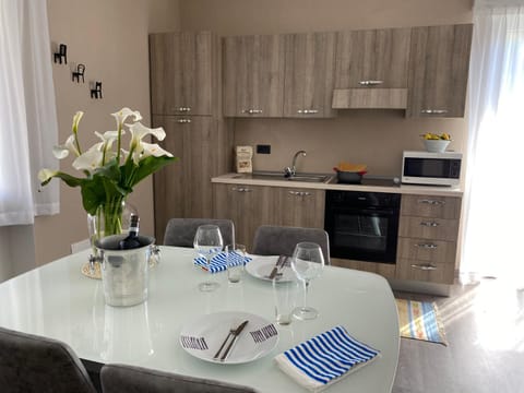 Kitchen or kitchenette, Dining area