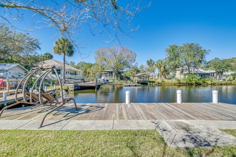 Riverfront Home with Private Dock, Fire Pit! Casa in Homosassa