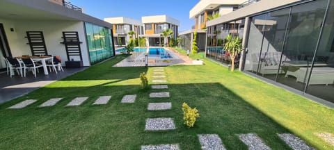 Property building, Spring, Neighbourhood, Garden, Garden view, Pool view, Street view, Swimming pool