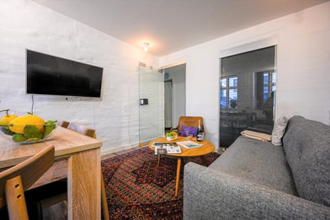 Restaurant/places to eat, TV and multimedia, Living room