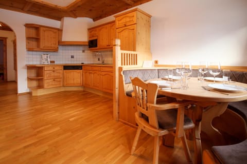 Kitchen or kitchenette, Dining area, minibar, pet friendly, stove