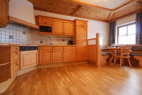 Kitchen or kitchenette, Dining area, minibar, pet friendly, stove