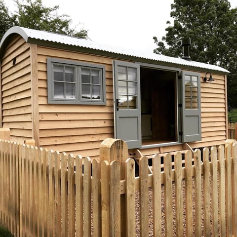 Astwell Mill Luxury Shepherds Hut Apartment in Cherwell District