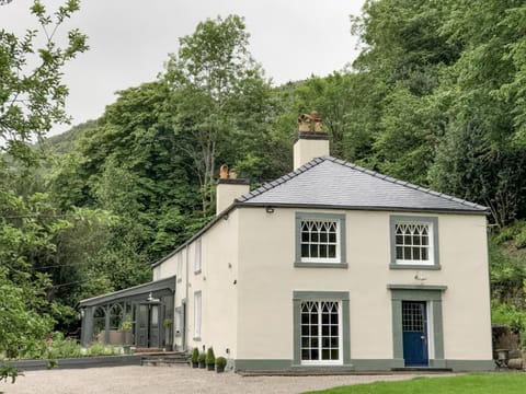 Cwmalis Hall House in Llangollen