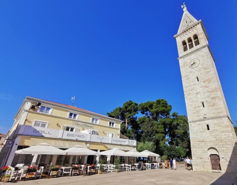 Property building, Restaurant/places to eat