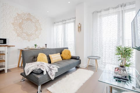 Heliodoor Apartments St Albans City GREAT LOCATION Direct trains to London St Pancras 18 mins, Gatwick & Luton Airports Apartment in St Albans