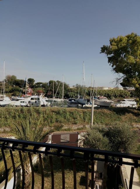 A La vue chambre BAGNO CONDIVISO SHARED BOTH2piano no lift no navetta a pagamento aria condizionata ed extra bed 3 MINUTI A PIEDI DA BUS PER FIERA DI ROMA Bed and Breakfast in Fiumicino