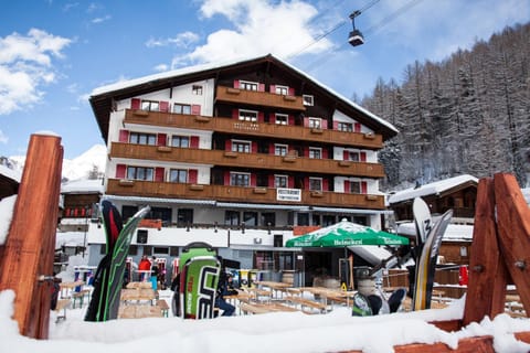 Hotel THE LARIX ski-in ski-out Hotel in Saas-Fee